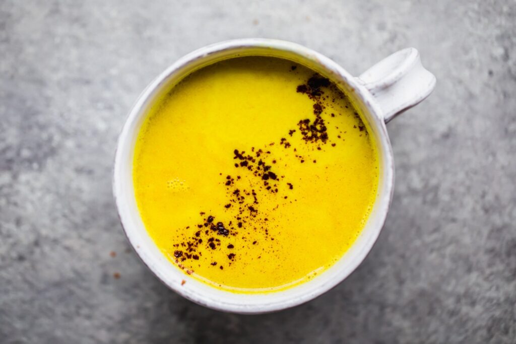 How to prepare a cup of turmeric latte?
