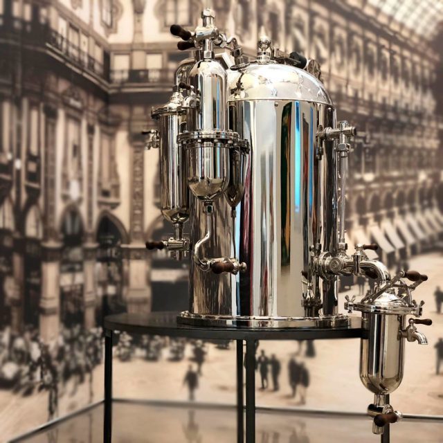  Who invented the first espresso machine in the world
